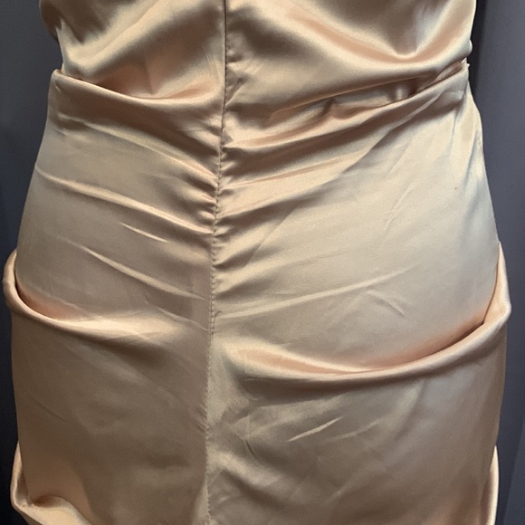 GLAMOROUS STUNNING gold gown w/train NIKI LIVAS size 8.Worn once; dry cleaned. - Picture 7 of 8
